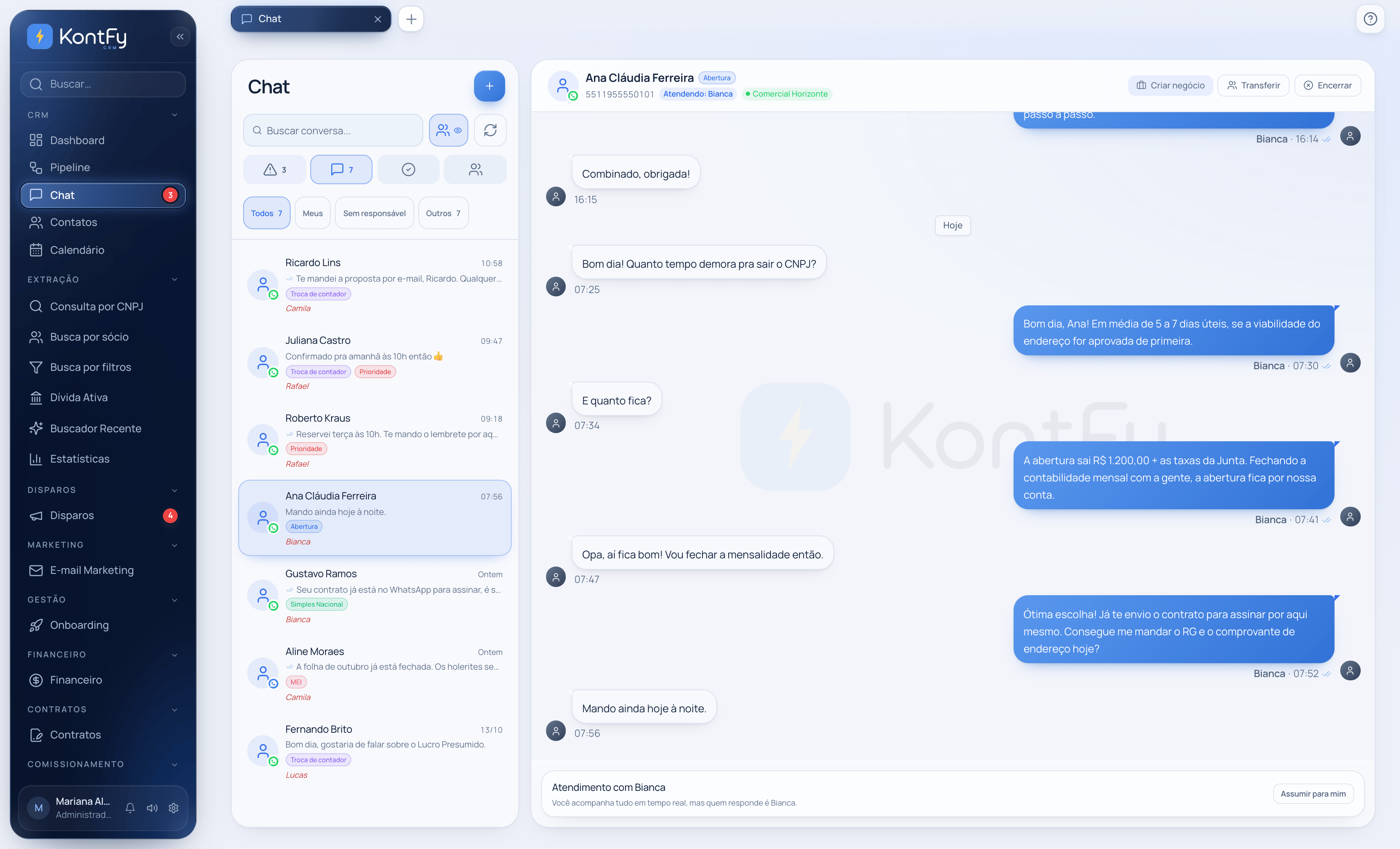 Tela real do Chat do KontFy, com a conversa de demonstração de Ana Cláudia Ferreira e o histórico do atendimento.